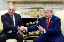 &rdquo;Je to miesto a krajina, s ktor&yacute;mi sa zaobch&aacute;dzalo veľmi zle, a my zabezpeč&iacute;me, aby sa s nimi zaobch&aacute;dzalo spr&aacute;vne a s &uacute;ctou, ktor&uacute; si zasl&uacute;žia,&rdquo; povedal Trump pred novin&aacute;rmi v &uacute;vode rokovania. FOTO: REUTERS