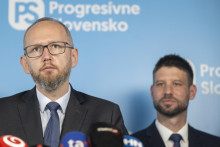 Vľavo Peter B&aacute;tor, l&iacute;der zmeny PS v spravodajsk&yacute;ch služb&aacute;ch. FOTO: TASR/Martin Baumann