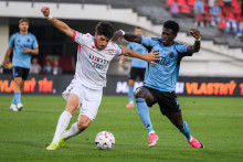 Na sn&iacute;mke zľava Nikoloz Dadiani (Iberia) a Alasana Yirajang (Slovan) počas prv&eacute;ho z&aacute;pasu 2. predkola Ligy majstrov FC Iberia 1999 Tbilisi - &Scaron;K Slovan Bratislava. FOTO: TASR/Jaroslav Nov&aacute;k