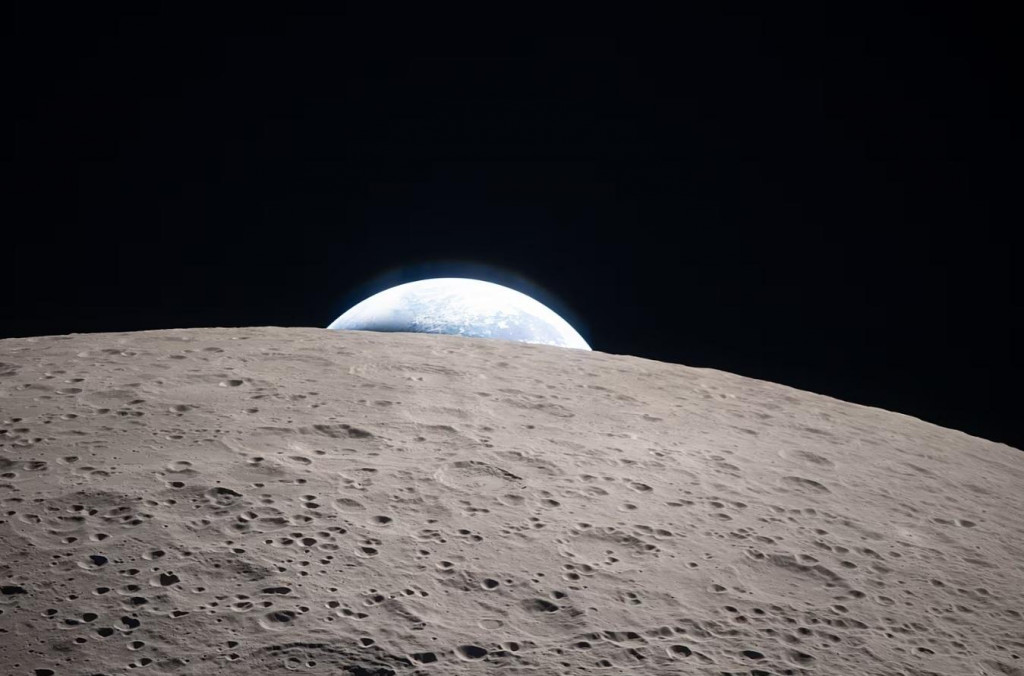 Sn&iacute;mky zhotoven&eacute; počas misie Artemis II, pri ktorej loď Orion s pos&aacute;dkou obletela Mesiac.