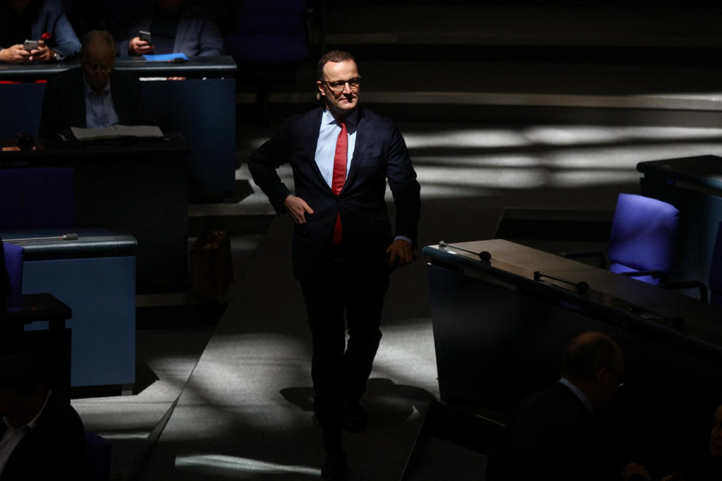 Kauza vplyvn&eacute;ho nemeck&eacute;ho politika Jensa Spahna rozv&iacute;rila v Nemecku debatu o n&aacute;hradnom materstve. FOTO: Reuters