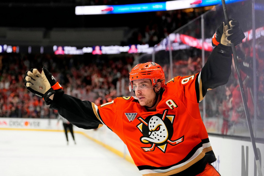 Hokejista Anaheimu Ducks Leo Carlsson. FOTO: TASR/AP
