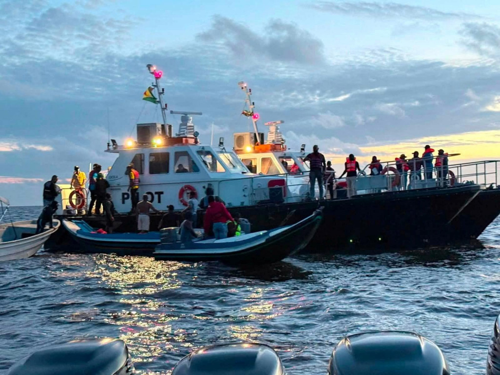 Z&aacute;chrann&eacute; &uacute;silie pokračuje po tom, čo sa trajekt MV Barima, prepravuj&uacute;ci ľud&iacute;, prevr&aacute;til pri pobrež&iacute; Guyany. FOTO: Reuters/Biskup Juan Edghill