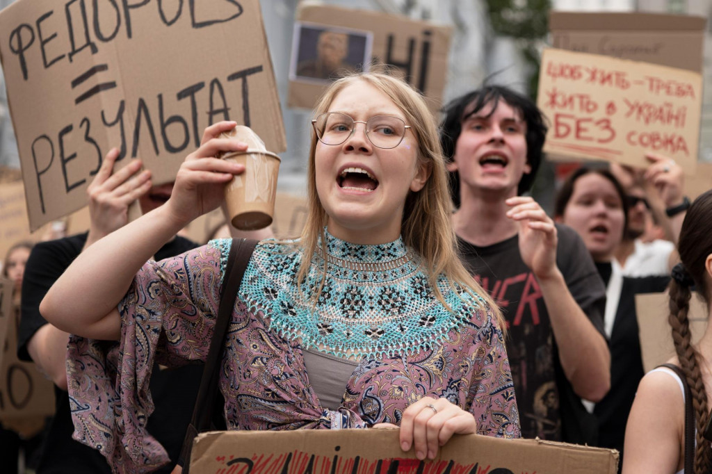 Aktivisti protestuj&uacute; proti rozhodnutiu ukrajinsk&eacute;ho prezidenta Volodymyra Zelensk&eacute;ho, ktor&yacute; odvolal ministra obrany Mykhaila Fedorova po &scaron;iestich mesiacoch vo funkcii. FOTO: TASR/AP