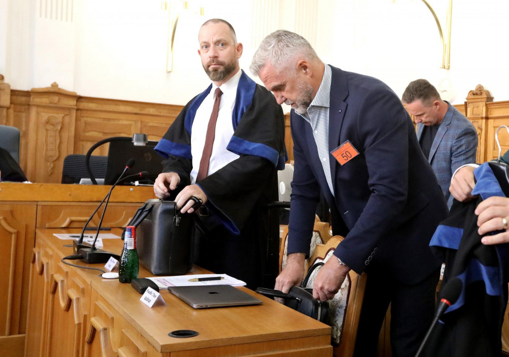 Na sn&iacute;mke zľava advok&aacute;t Marek Para, obžalovan&yacute; s&uacute;časn&yacute; podpredseda N&aacute;rodnej rady (NR) SR a b&yacute;val&yacute; policajn&yacute; prezident Tibor G. prich&aacute;dzaj&uacute; na hlavn&eacute; pojedn&aacute;vanie v kauze Očistec na pracovisku &Scaron;pecializovan&eacute;ho trestn&eacute;ho s&uacute;du (&Scaron;TS) v Banskej Bystrici v pondelok 20. j&uacute;la 2026. Kauza Očistec sa t&yacute;ka podozren&iacute; z &uacute;dajn&eacute;ho vytvorenia a fungovania zločineckej skupiny v r&aacute;mci najvy&scaron;&scaron;&iacute;ch zložiek pol&iacute;cie a bezpečnostn&yacute;ch org&aacute;nov v obdob&iacute; rokov 2012 až 2018. Proces v kauze Očistec, kde figuruje 11 obžalovan&yacute;ch, sa na &Scaron;TS začal 11. m&aacute;ja. V&auml;č&scaron;ina obžalovan&yacute;ch považuje obžalobu za ned&ocirc;vodn&uacute; a nez&aacute;konn&uacute;. FOTO TASR &ndash; J&aacute;n Kro&scaron;l&aacute;k
*** Local Caption *** Tibor G.
s&uacute;dna sieň FOTO: J&aacute;n Kro&scaron;l&aacute;k