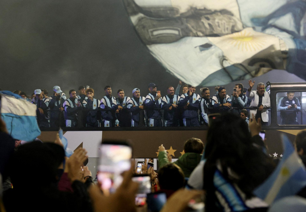 Argent&iacute;nski hr&aacute;či m&aacute;vaj&uacute; fan&uacute;&scaron;ikom pri pr&iacute;chode do s&iacute;dla Argent&iacute;nskeho futbalov&eacute;ho zv&auml;zu. FOTO: Reuters