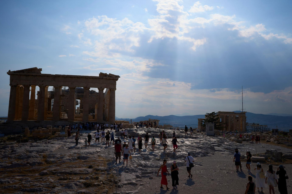 Na arch&iacute;vnej sn&iacute;mke turisti kr&aacute;čaj&uacute; počas n&aacute;v&scaron;tevy Akropoly v At&eacute;nach. FOTO: TASR/AP