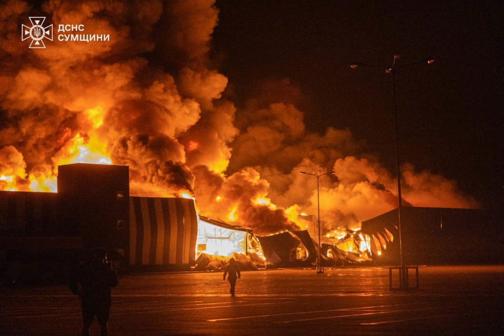 Hasiči sa snažia uhasiť požiar po &uacute;toku ruskej arm&aacute;dy na mesto Sumy na severoz&aacute;pade Ukrajiny. FOTO: TASR/AP