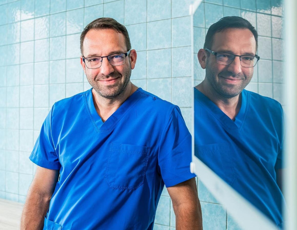 Chirurg Tom&aacute;&scaron; Tlust&yacute; sa v praxi zameriava na endoskopick&uacute; oper&aacute;ciu karp&aacute;lneho tunela.