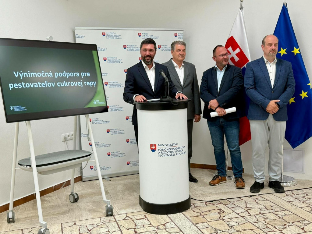 Minister p&ocirc;dohospod&aacute;rstva a rozvoja vidieka Richard Tak&aacute;č (Smer-SD), predseda Slovenskej poľnohospod&aacute;rskej a potravin&aacute;rskej komory Jozef &Scaron;umichrast, konateľ spoločnosti Slovensk&eacute; cukrovary Adri&aacute;n &Scaron;ediv&yacute; a z&aacute;stupca sektora Robert Kov&aacute;cs. FOTO: HN/Akos Cs&eacute;pl&ouml;