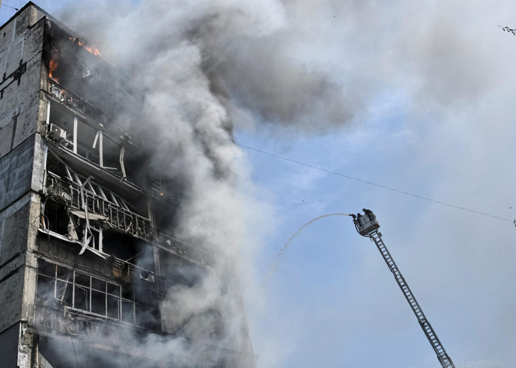 Hasiči pracuj&uacute; na mieste bytov&eacute;ho domu zasiahnut&eacute;ho rusk&yacute;m leteck&yacute;m &uacute;tokom v Z&aacute;porož&iacute;. FOTO: Reuters