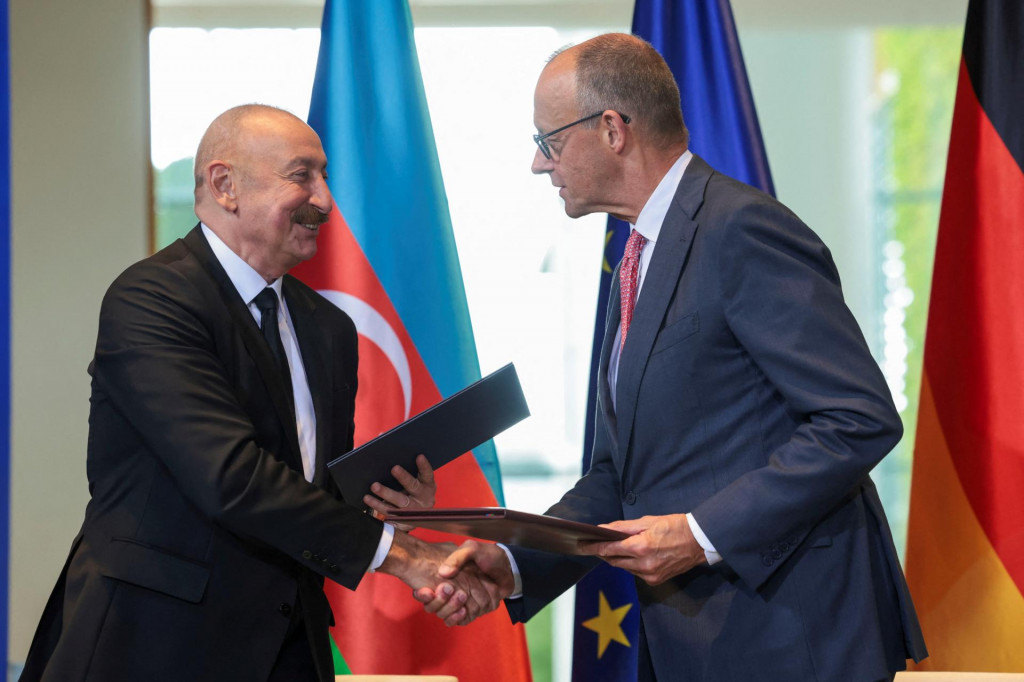 Nemeck&yacute; kancel&aacute;r Friedrich Merz a azerbajdžansk&yacute; prezident Ilham Alijev. FOTO: REUTERS