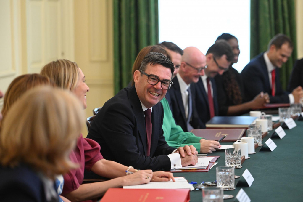 Nov&yacute; britsk&yacute; premi&eacute;r Andy Burnham (uprostred) počas prv&eacute;ho zasadnutia novej britskej vl&aacute;dy na Downing Street 10 v Lond&yacute;ne v utorok 21. j&uacute;la 2026. FOTO: TASR/AP
