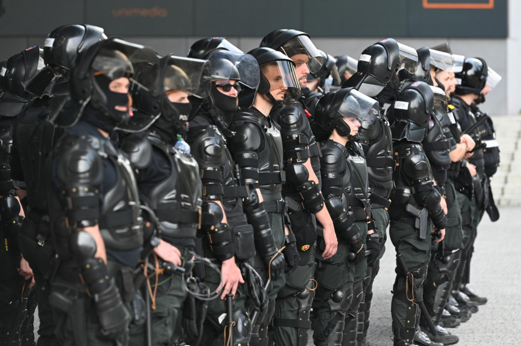 &bdquo;Pripom&iacute;name, že pri rizikov&yacute;ch &scaron;portov&yacute;ch podujatiach sa za v&yacute;tržnosti a ďal&scaron;ie protipr&aacute;vne konanie ukladaj&uacute; pr&iacute;snej&scaron;ie sankcie,&ldquo; uviedla pol&iacute;cia. FOTO: TASR/Luk&aacute;&scaron; Grinaj
