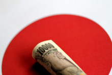 Japonsk&aacute; centr&aacute;lna banka Bank of Japan prip&uacute;&scaron;ťa obrat v menovej politike v snahe posilniť vlastn&uacute; menu. FOTO: REUTERS