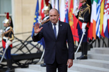 Bulharsk&yacute; premi&eacute;r Rumen Radev pred hlasovan&iacute;m v parlamente vyhl&aacute;sil, že &bdquo;kategoricky odmieta, aby sa vojensk&eacute; oper&aacute;cie na Bl&iacute;zkom v&yacute;chode uskutočňovali z bulharsk&eacute;ho &uacute;zemia.&rdquo; FOTO: Reuters