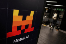 Mistral sa prezentuje ako eur&oacute;pska odpoveď na americk&eacute; spoločnosti OpenAI a Anthropic. FOTO: REUTERS