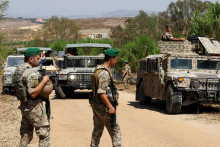 Libanonsk&eacute; arm&aacute;dne jednotky sa rozmiestňuj&uacute; pri vchode do mesta Zawtar al-Gharbiyeh po tom, čo sa izraelsk&eacute; sily stiahli z oblasti v s&uacute;lade s pl&aacute;nom sprostredkovan&yacute;m USA. FOTO: Reuters