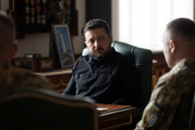 Ukrajinsk&yacute; prezident Volodymyr Zelenskij sa stret&aacute;va s gener&aacute;lmajorom Mychajlom Drapat&yacute;m. FOTO: Reuters