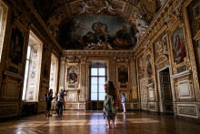 N&aacute;v&scaron;tevn&iacute;ci stoja pri okne v par&iacute;žskom m&uacute;zeu Louvre, ktor&eacute; bolo rozbit&eacute; počas l&uacute;peže, pri ktorej boli ukradnut&eacute; franc&uacute;zske korunovačn&eacute; klenoty. FOTO: Reuters