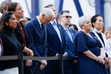N&oacute;rsky premi&eacute;r Jonas Gahr St&ouml;re (uprostred) počas pietnej spomienky na obete &uacute;toku pravicov&eacute;ho extr&eacute;mistu Andersa Behringa Breivika z 22. j&uacute;la 2011, v stredu 22. j&uacute;la 2026 v Osle. FOTO: TASR/AP