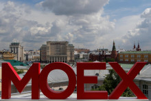 Analytick&aacute; spoločnosť Kit Finance to pripisuje geopolitike, hrozbe ďal&scaron;&iacute;ch sankci&iacute; a očak&aacute;van&eacute;mu zv&yacute;&scaron;eniu &uacute;rokov&yacute;ch sadzieb v Rusku v d&ocirc;sledku palivovej kr&iacute;zy. FOTO: REUTERS