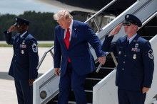 Trump uviedol, že sa piatkovej večere z&uacute;častn&iacute;. FOTO: Reuters