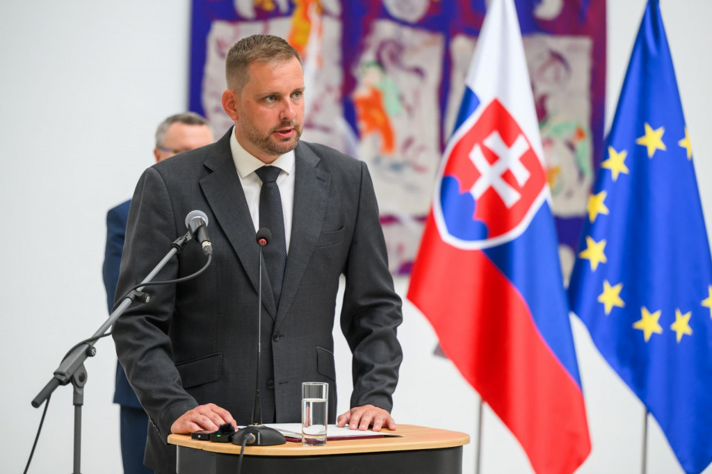 Rezort na čele s ministrom zdravotn&iacute;ctva Kamilom &Scaron;a&scaron;kom chce riečiť probl&eacute;m prij&iacute;mania sestier z cudziny.

FOTO: TASR/ J. Nov&aacute;k