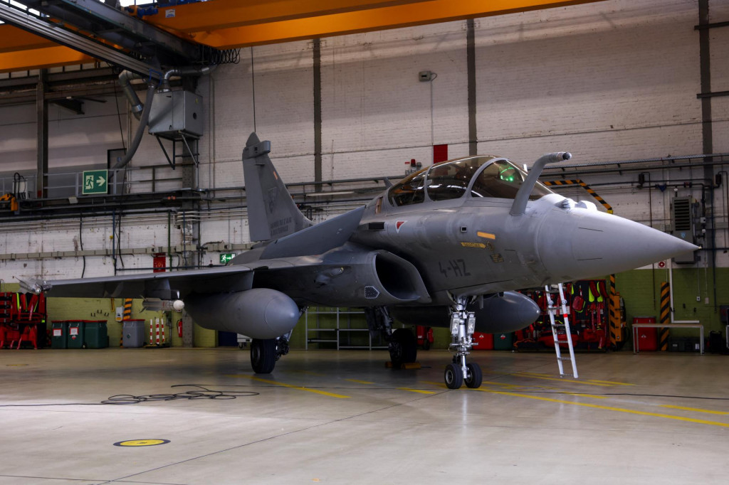 Integr&aacute;cia syst&eacute;mu sa začala vo febru&aacute;ri. Prv&eacute; neofici&aacute;lne fotografie lietadiel Rafale s konzolami na upraven&eacute; rakety Aculeus-LG sa objavili v apr&iacute;li. V s&uacute;časnosti by prostriedok mal byť plne funkčn&yacute;. FOTO: REUTERS