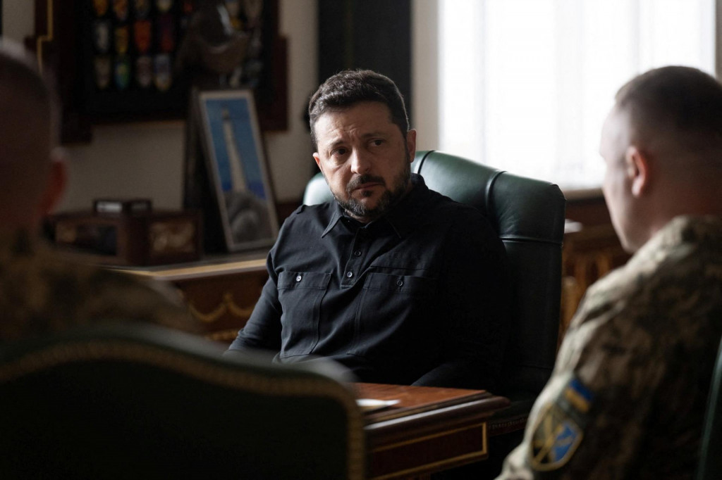 Ukrajinsk&yacute; prezident Volodymyr Zelenskij sa stret&aacute;va s gener&aacute;lmajorom Mychajlom Drapat&yacute;m. FOTO: Reuters