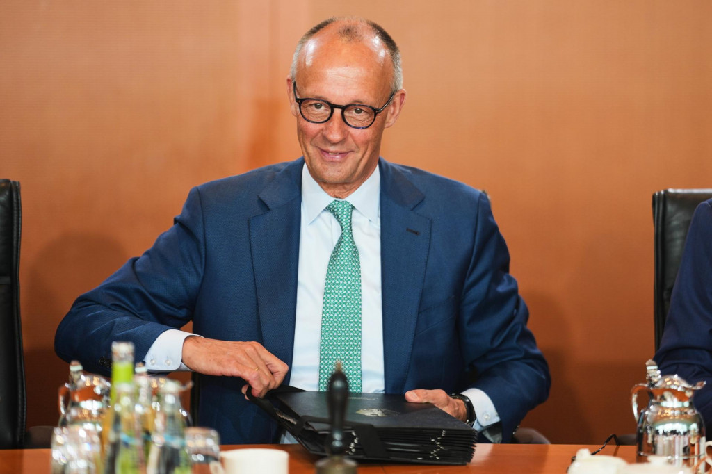 Nemeck&yacute; kancel&aacute;r Friedrich Merz počas pravideln&eacute;ho zasadnutia vl&aacute;dneho kabinetu v Berl&iacute;ne 22. j&uacute;la 2026. FOTO: TASR/AP