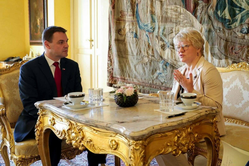 Česk&yacute; minister zahraničn&yacute;ch vec&iacute; Petr Macinka a nov&aacute; rusk&aacute; veľvyslankyňa v Česku Anna Ponomarjovov&aacute;. FOTO: Facebook/Petr Macinka