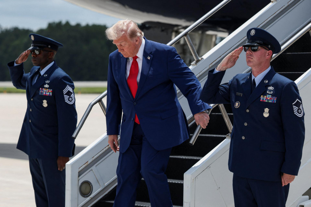 Trump uviedol, že sa piatkovej večere z&uacute;častn&iacute;. FOTO: Reuters