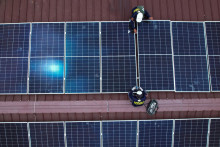 Sn&iacute;mka z dronu zachyt&aacute;va panely na streche domu.

FOTO: REUTERS