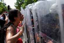 Demon&scaron;tr&aacute;cia v Tirane proti vl&aacute;de po t&yacute;ždňoch protestov proti pl&aacute;novan&eacute;mu luxusn&eacute;mu rezortu podporovan&eacute;mu spoločnosťou spojenou s Jaredom Kushnerom, zaťom americk&eacute;ho prezidenta. FOTO: Reuters