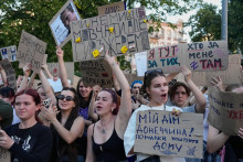Aktivisti vykrikuj&uacute; slogany počas zhromaždenia proti rozhodnutiu ukrajinsk&eacute;ho prezidenta Volodymyra Zelensk&eacute;ho, ktor&yacute; odvolal ministra obrany Mychaila Fedorova. FOTO: TASR/AP