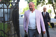 Obžalovan&yacute; nitriansky podnikateľ Norbert B&ouml;d&ouml;r (vľavo) a advok&aacute;t Marek Para prich&aacute;dzaj&uacute; na pracovisko &Scaron;pecializovan&eacute;ho trestn&eacute;ho s&uacute;du v Banskej Bystrici. FOTO: TASR/J&aacute;n Kro&scaron;l&aacute;k
