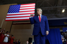 Dočasn&eacute; desaťpercentn&eacute; clo Trumpova administrat&iacute;va uvalila po tom, čo najvy&scaron;&scaron;&iacute; s&uacute;d vo febru&aacute;ri časť ciel zru&scaron;il. FOTO: Reuters