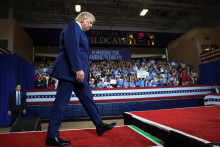 Snemovňa v pomere hlasov 214 ku 208 do veľkej miery symbolicky vyzvala Trumpa, aby požiadal Kongres o s&uacute;hlas s pokračovan&iacute;m vedenia vojny s Ir&aacute;nom. FOTO: Reuters
