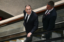 Rusk&yacute; minister zahraničn&yacute;ch vec&iacute; Sergej Lavrov odch&aacute;dza zo stretnutia so &scaron;&eacute;fom americkej diplomacie Marcom Rubiom vo filip&iacute;nskej Manile. FOTO: TASR/AP