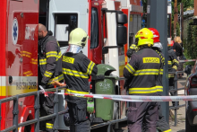 Hasiči zasahuj&uacute; na bratislavskom trhovisku. FOTO: TV JOJ