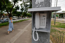 Radnica mesta Jevpatorija na z&aacute;padnom pobrež&iacute; Krymu dala po celom meste rozmiestniť telef&oacute;ny určen&eacute; na volania na tiesňov&eacute; linky. FOTO: Reuters