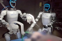 Humanoidn&eacute; roboty počas oper&aacute;cie.
