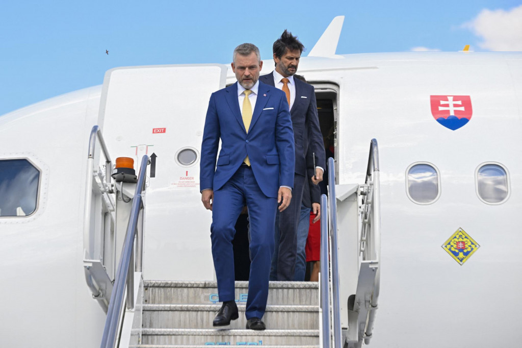 Prezident Peter Pellegrini bol zatiaľ len na jednej &scaron;t&aacute;tnej n&aacute;v&scaron;teve. Jeho cesty m&aacute;vaj&uacute; niž&scaron;&iacute; diplomatick&yacute; status. FOTO: Reuters/Ismail Kaplan