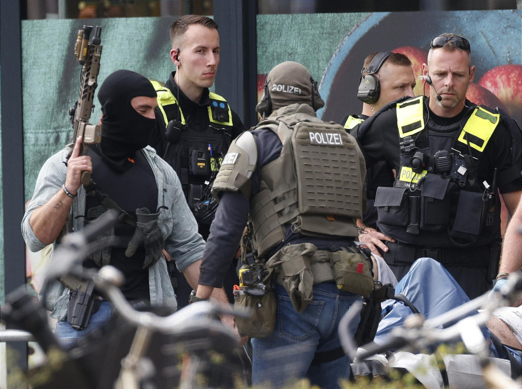 Pol&iacute;cia vyzvala občanov, aby sa oblasti vyhli. FOTO: TASR/DPA