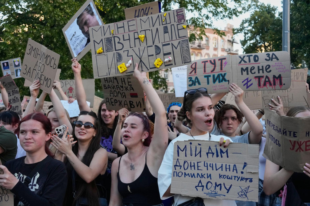 Aktivisti vykrikuj&uacute; slogany počas zhromaždenia proti rozhodnutiu ukrajinsk&eacute;ho prezidenta Volodymyra Zelensk&eacute;ho, ktor&yacute; odvolal ministra obrany Mychaila Fedorova. FOTO: TASR/AP