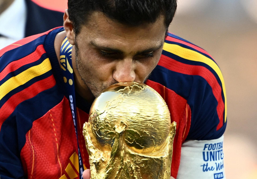 Čerstv&yacute; v&iacute;ťaz Zlatej lopty pre najlep&scaron;ieho futbalistu majstrovstiev sveta Rodri. FOTO: Reuters