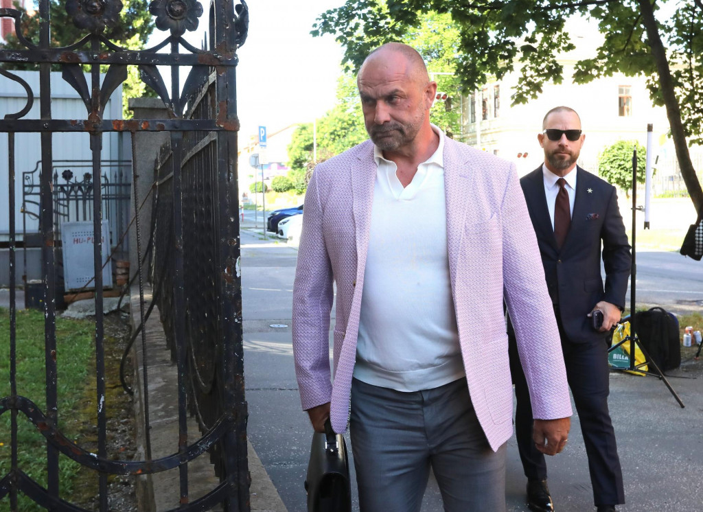 Obžalovan&yacute; nitriansky podnikateľ Norbert B&ouml;d&ouml;r (vľavo) a advok&aacute;t Marek Para prich&aacute;dzaj&uacute; na pracovisko &Scaron;pecializovan&eacute;ho trestn&eacute;ho s&uacute;du v Banskej Bystrici. FOTO: TASR/J&aacute;n Kro&scaron;l&aacute;k

