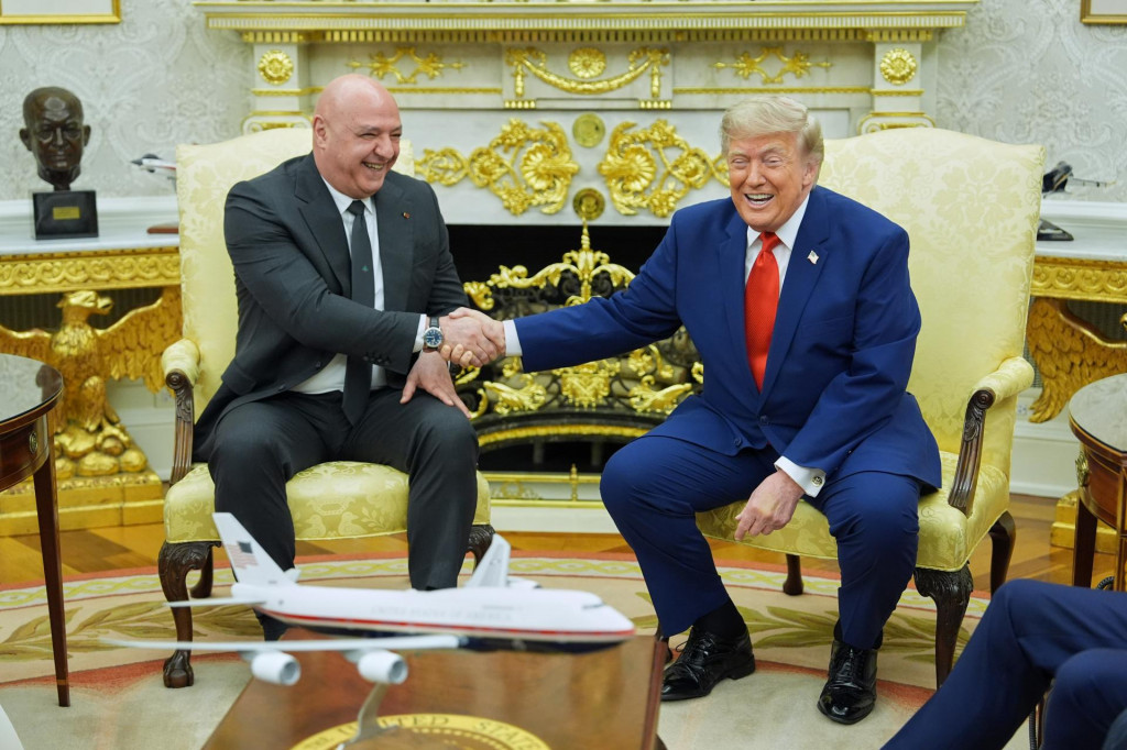 Americk&yacute; prezident Donald Trump (vpravo) a jeho libanonsk&yacute; n&aacute;protivok Joseph Aoun počas spoločn&eacute;ho stretnutia v Bielom dome vo Washingtone v utorok 21. j&uacute;la 2026. FOTO: TASR/AP