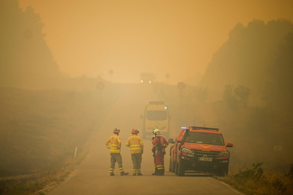 Hasiči pracuj&uacute; na mieste požiaru v obci Albendiegu v &scaron;panielskej provincii Guadalajara. FOTO: Reuters